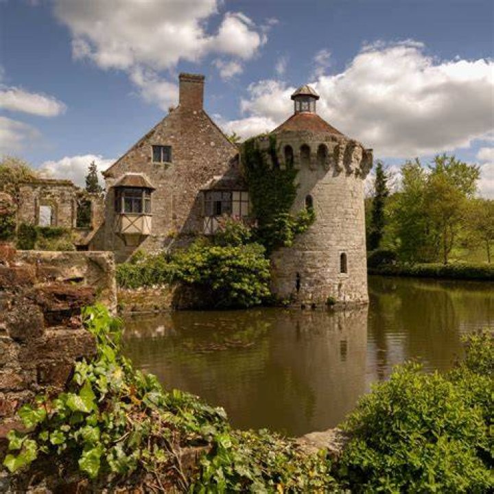 Can i visit scotney castle?