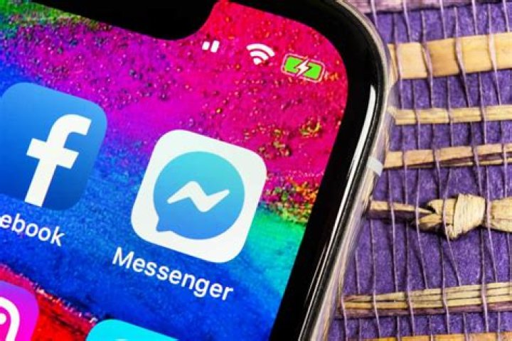 Can messenger connections see my story?