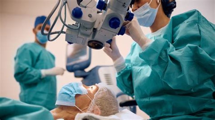 When do ophthalmologists retire?